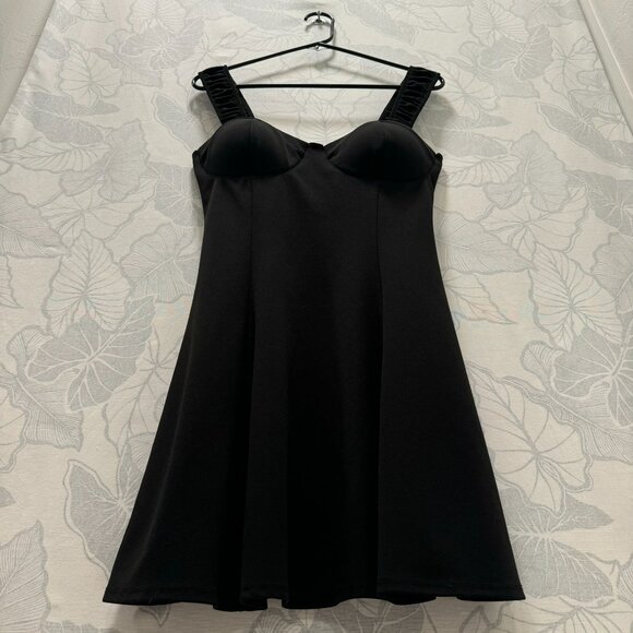 Large Short Black Dress with Exaggerated Décolletage - Picture 9 of 10
